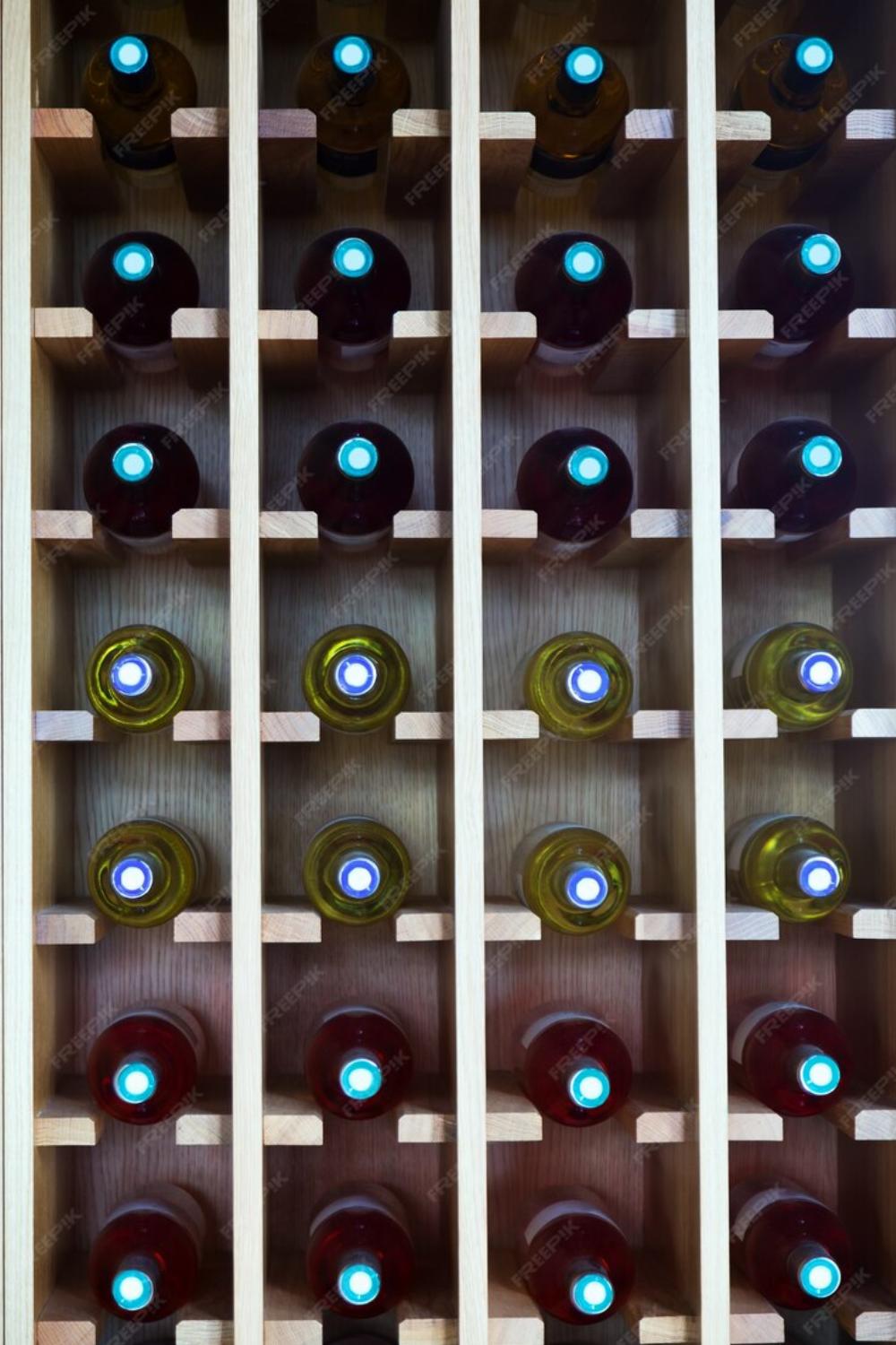 Des bouteilles de vin conservées sur des étagères adaptées