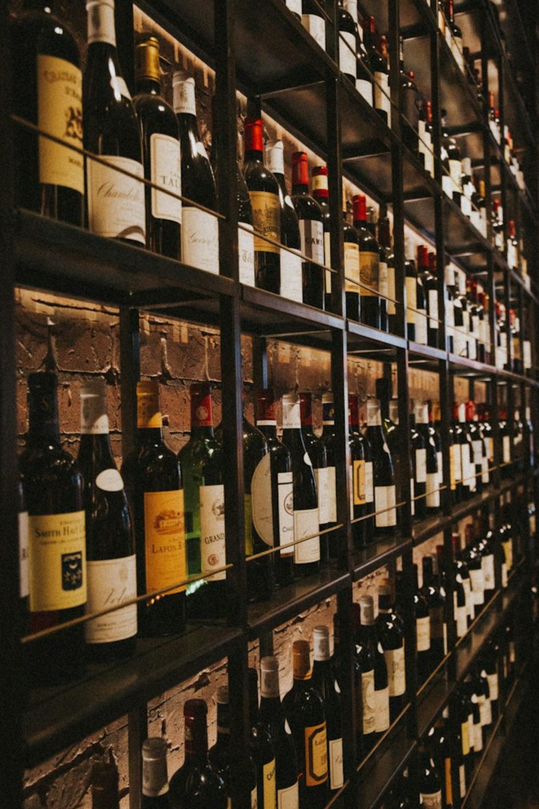 Des bouteilles de vin exposées