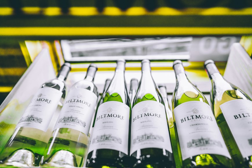 Des bouteilles de vin conservées sur des étagères adaptées