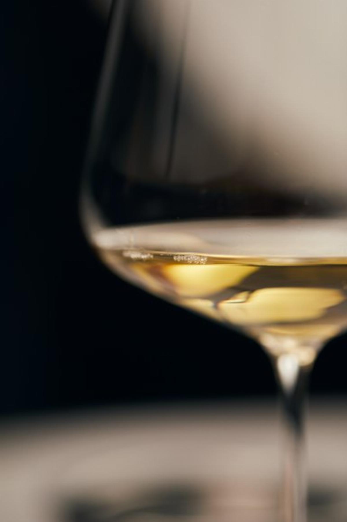 Un verre de vin blanc servi après conservation