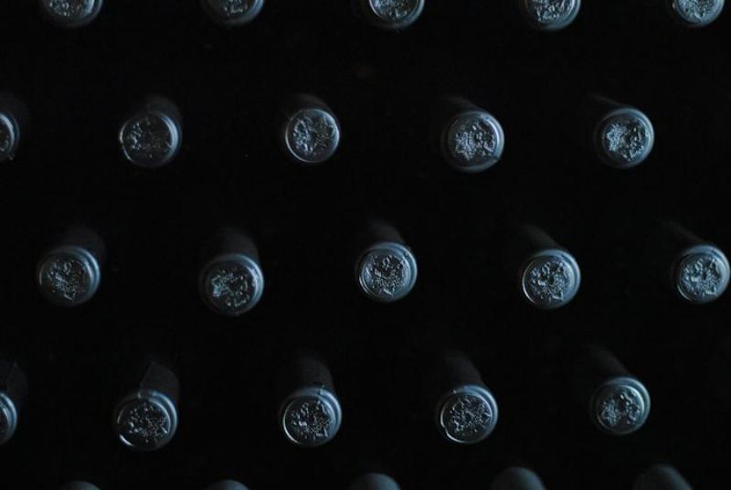Des bouteilles de vin entreposées dans une cagette